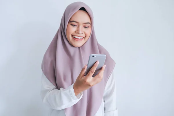 Uśmiechnięta Dziewczyna Prowadzi Rozmowę Wideo Przez Telefon Komórkowy — Zdjęcie stockowe