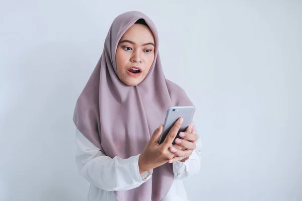 Terkejut Gadis Memiliki Percakapan Video Melalui Ponsel — Stok Foto