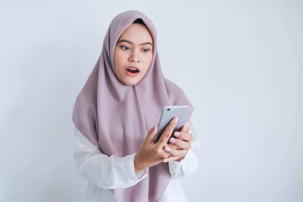 Terkejut Gadis Memiliki Percakapan Video Melalui Ponsel — Stok Foto