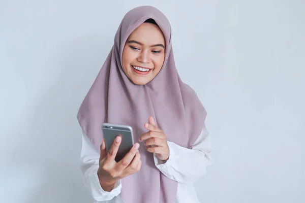 Smiling Girl Memiliki Percakapan Video Melalui Ponsel — Stok Foto