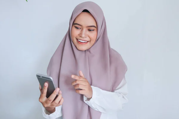 Uśmiechnięta Dziewczyna Prowadzi Rozmowę Wideo Przez Telefon Komórkowy — Zdjęcie stockowe