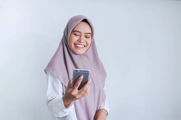 Menina Sorrindo Ter Conversa Vídeo Telefone Móvel — Fotografia de Stock