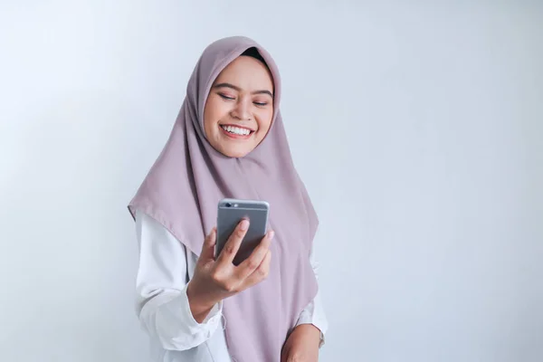 Smiling Girl Memiliki Percakapan Video Melalui Ponsel — Stok Foto