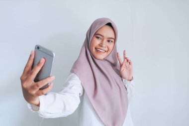 Cep telefonundan selfie çeken Asyalı kız. 