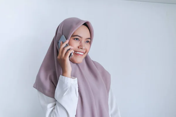 Feliz Mulher Asiática Falando Por Telefone Móvel — Fotografia de Stock
