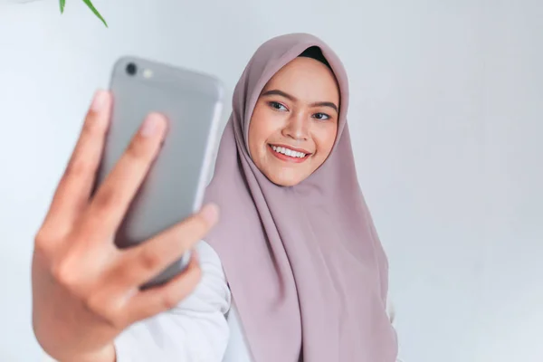 Gadis Asia Membuat Selfie Pada Ponsel — Stok Foto