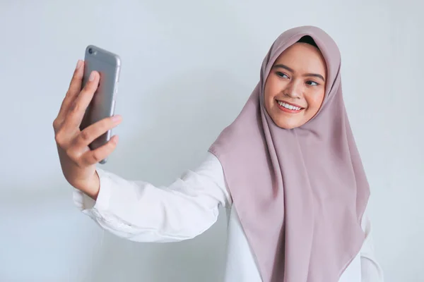 Membuat Selfie Pada Telepon Genggam — Stok Foto