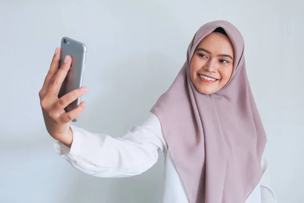 Membuat Selfie Pada Telepon Genggam — Stok Foto
