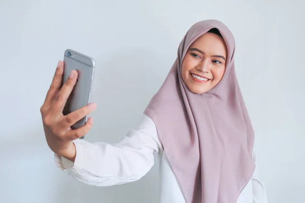 Gadis Asia Membuat Selfie Pada Ponsel — Stok Foto