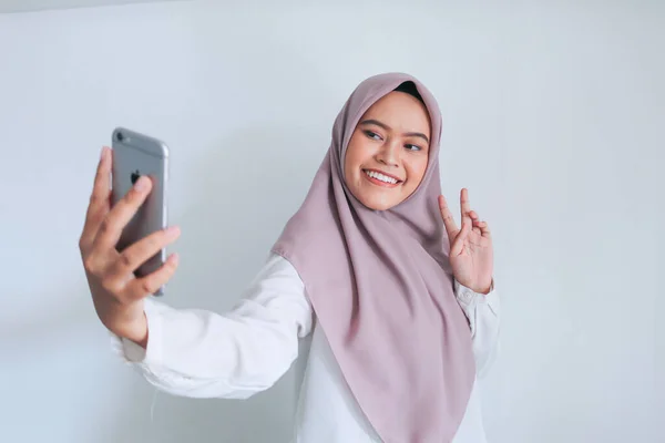 Gadis Asia Membuat Selfie Pada Ponsel — Stok Foto