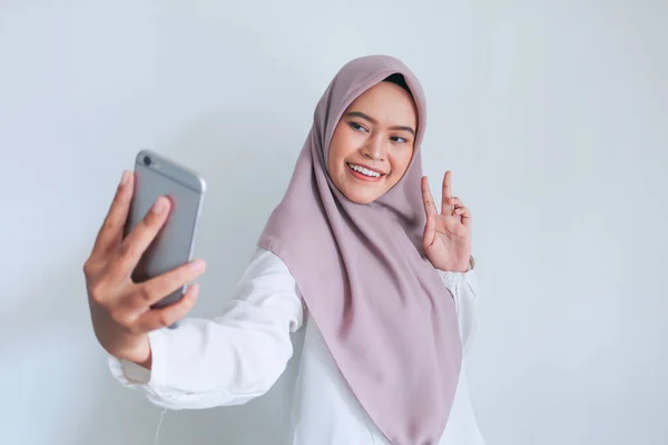 Asian Girl Making Selfie Mobile Phone — 스톡 사진