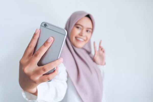 Gadis Asia Membuat Selfie Pada Ponsel — Stok Foto