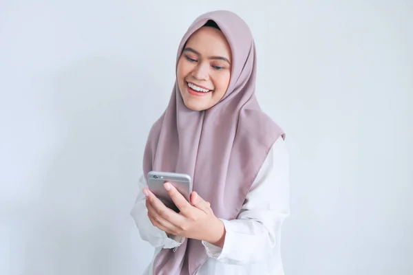 Gelukkig Aziatische Vrouw Met Mobiele Telefoon — Stockfoto