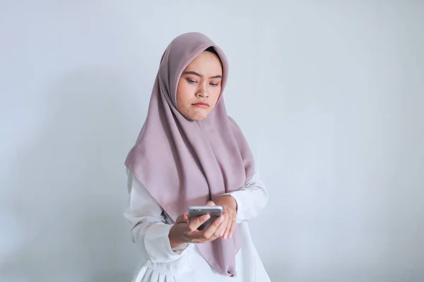 携帯電話を持っている感情的なアジアの女性 — ストック写真