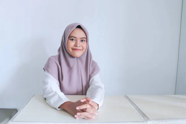 Young Muslim Woman Sitting Office — Stock Photo, Image