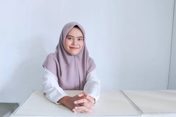Muslim Muda Wanita Duduk Kantor — Stok Foto