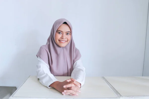 Young Muslim Woman Sitting Office — Stock Photo, Image