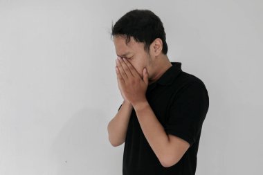 Maskeli genç Asyalı acı çekiyor.