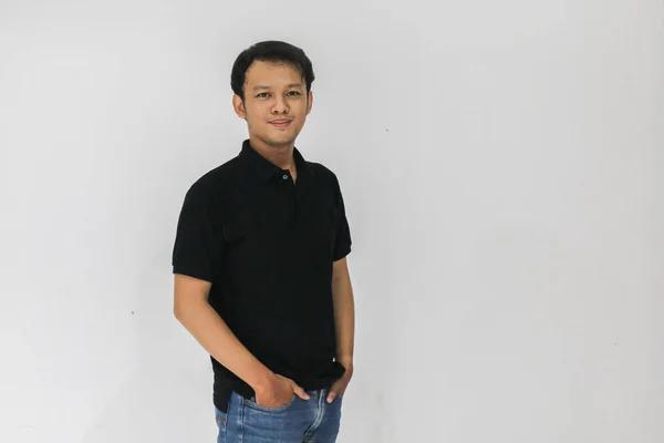 ハンサムなアジアの若い男で黒Tシャツ — ストック写真