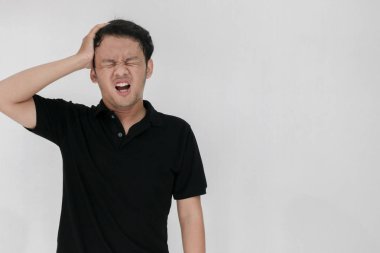 Maskeli genç Asyalı acı çekiyor.