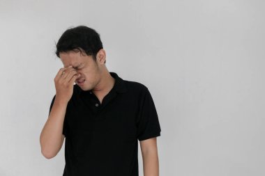 Maskeli genç Asyalı acı çekiyor.