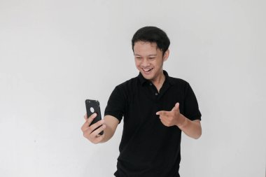 Siyah tişörtlü genç Asyalı.