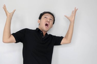 Siyah tişörtlü genç Asyalı.