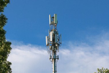 Mavi gökyüzü arkaplanlı elektrik kulesi iletim kulesini kapat.