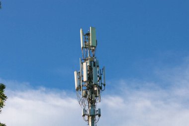 Mavi gökyüzü arkaplanlı elektrik kulesi iletim kulesini kapat.