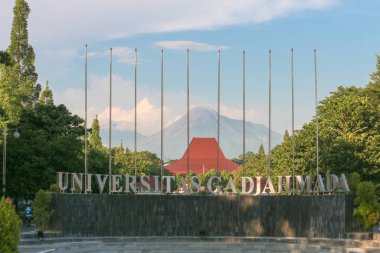 Yogyakarta, Endonezya - 1 Mart 2020: Merapi Dağı ile birlikte Gadjah Mada Üniversitesi ön kapısı