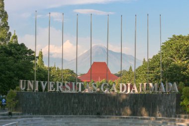 Yogyakarta, Endonezya - 1 Mart 2020: Merapi Dağı ile birlikte Gadjah Mada Üniversitesi ön kapısı