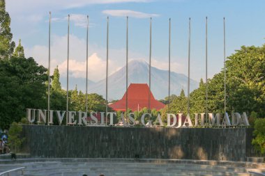 Yogyakarta, Endonezya - 1 Mart 2020: Merapi Dağı ile birlikte Gadjah Mada Üniversitesi ön kapısı