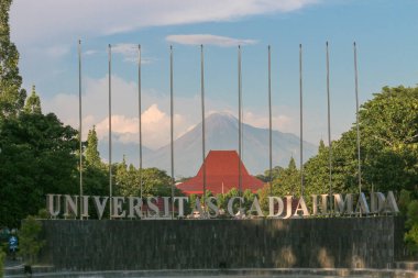 Yogyakarta, Endonezya - 1 Mart 2020: Merapi Dağı ile birlikte Gadjah Mada Üniversitesi ön kapısı
