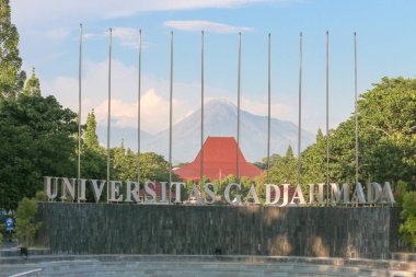 Yogyakarta, Endonezya - 1 Mart 2020: Merapi Dağı ile birlikte Gadjah Mada Üniversitesi ön kapısı