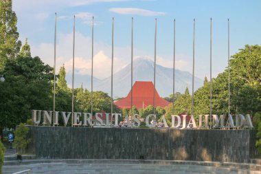Yogyakarta, Endonezya - 1 Mart 2020: Merapi Dağı ile birlikte Gadjah Mada Üniversitesi ön kapısı