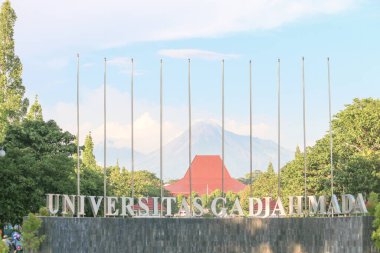 Yogyakarta, Endonezya - 1 Mart 2020: Merapi Dağı ile birlikte Gadjah Mada Üniversitesi ön kapısı