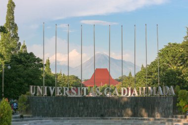 Yogyakarta, Endonezya - 1 Mart 2020: Merapi Dağı ile birlikte Gadjah Mada Üniversitesi ön kapısı