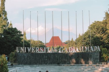 Yogyakarta, Endonezya - 1 Mart 2020: Merapi Dağı ile birlikte Gadjah Mada Üniversitesi ön kapısı