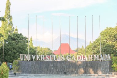Yogyakarta, Endonezya - 1 Mart 2020: Merapi Dağı ile birlikte Gadjah Mada Üniversitesi ön kapısı