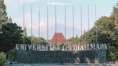 Yogyakarta, Endonezya - 1 Mart 2020: Merapi Dağı ile birlikte Gadjah Mada Üniversitesi ön kapısı