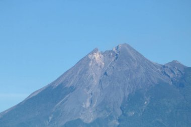 Dağlardaki volkanın yakın çekimi.. 