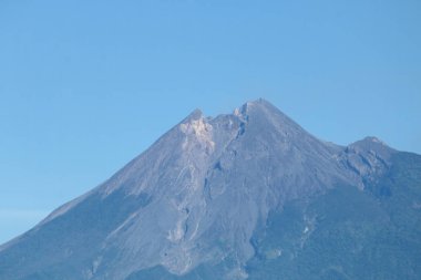 Dağlardaki volkanın yakın çekimi.. 