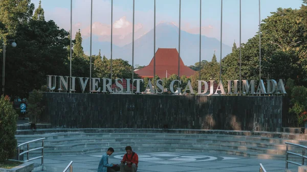Yogyakarta, Endonezya - 1 Mart 2020: Merapi Dağı ile birlikte Gadjah Mada Üniversitesi ön kapısı