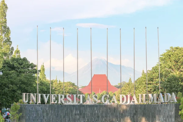 Yogyakarta, Endonezya - 1 Mart 2020: Merapi Dağı ile birlikte Gadjah Mada Üniversitesi ön kapısı