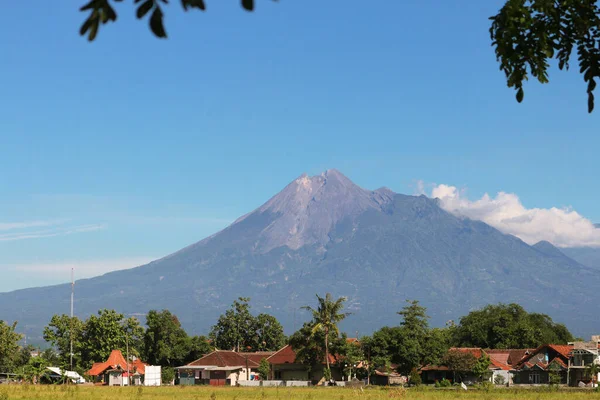 Pequeño Pueblo Cerca Del Volcán Monte Las Montañas — Foto de Stock