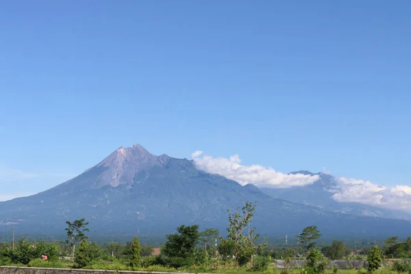 Dağlardaki Volkanla Manzara — Stok fotoğraf