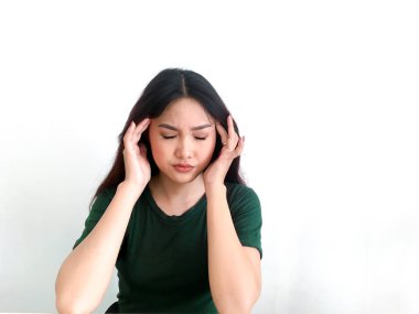 Greent tişörtlü Asyalı kızı düşünüyorum.