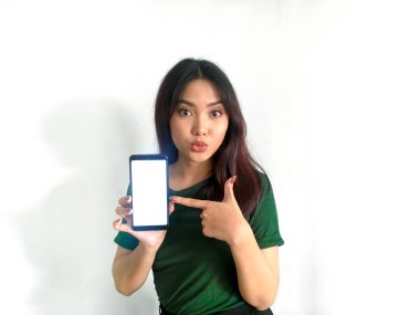 Cep telefonlu mutlu Asyalı kadın.