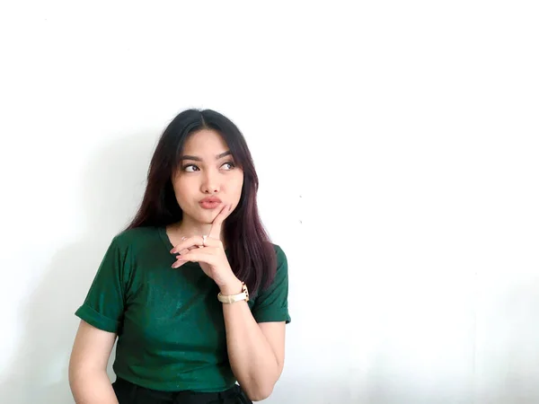 穿着绿色T恤的富有洞察力的亚洲女孩 — 图库照片