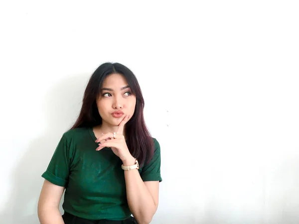 Bedachtzaam Aziatisch Meisje Greent Shirt — Stockfoto